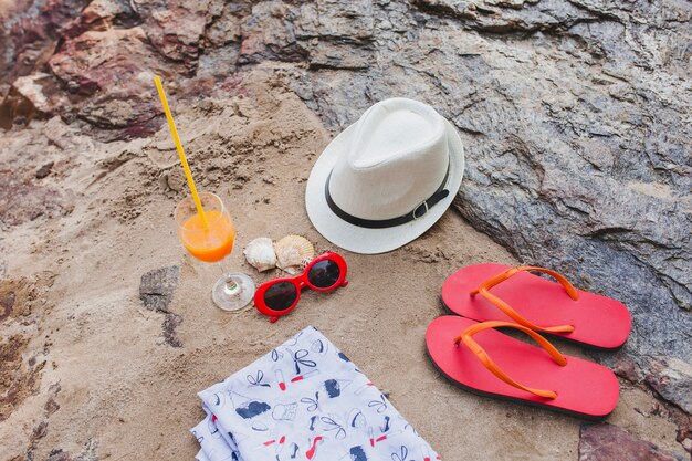 Бесплатное фото Летняя композиция с декоративными предметами на песчаной поверхности
