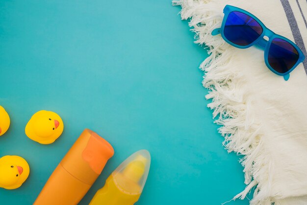 装飾的なプラスチックのひよこと夏の組成