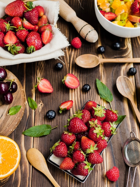 테이블에 맛있는 딸기와 여름 구성