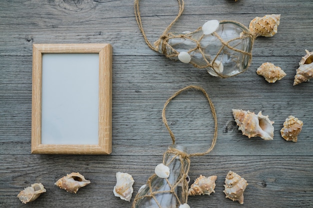 Free photo summer composition with frame, light bulbs and seashells