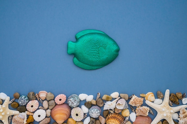 Летняя композиция с зеленой рыбой и декоративными предметами