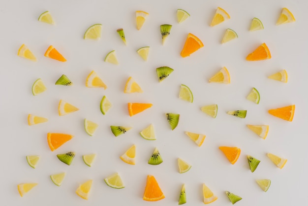 Foto gratuita composizione estiva con varietà di porzioni di frutta