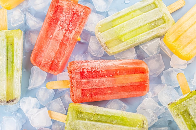 Foto gratuita concetto di estate vari ghiaccioli di frutta