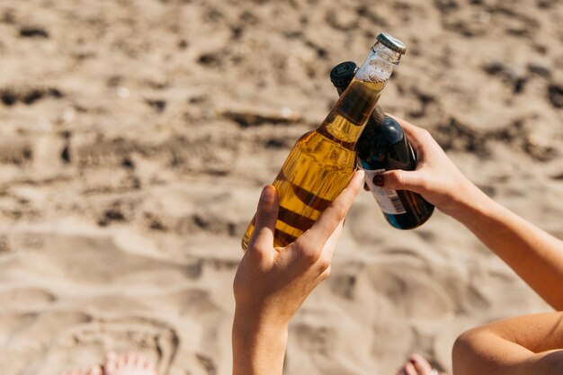 ビーチでのビールの夏のコンセプト