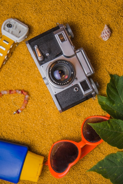 Foto gratuita concetto di estate con la macchina fotografica d'epoca