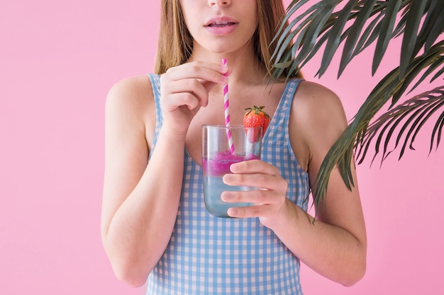 女性の飲み物のカクテルと夏のコンセプト