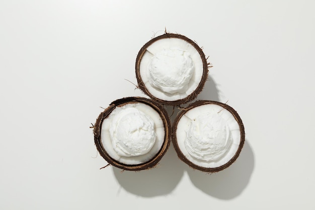 코코넛을 곁들인 여름 디저트 아이스크림 아이스크림