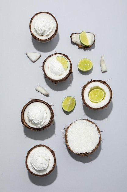 코코넛을 곁들인 여름 디저트 아이스크림 아이스크림
