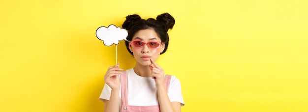 막대기와 looki에 댓글 구름을 들고 선글라스에 여름과 패션 개념 세련된 아시아 소녀