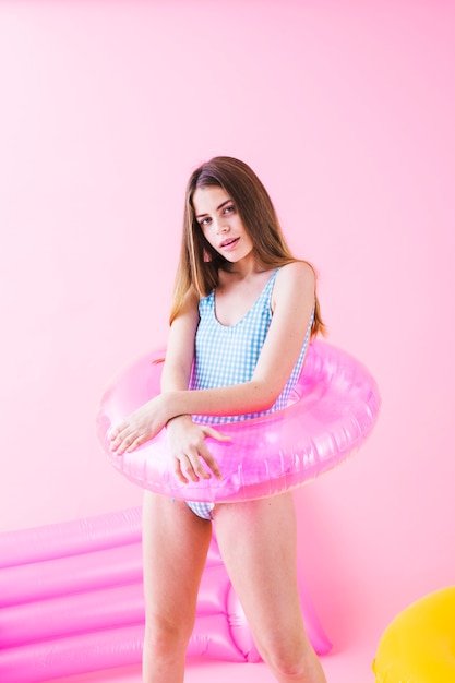 Free photo summer fashion concept with woman holding inflatable ring