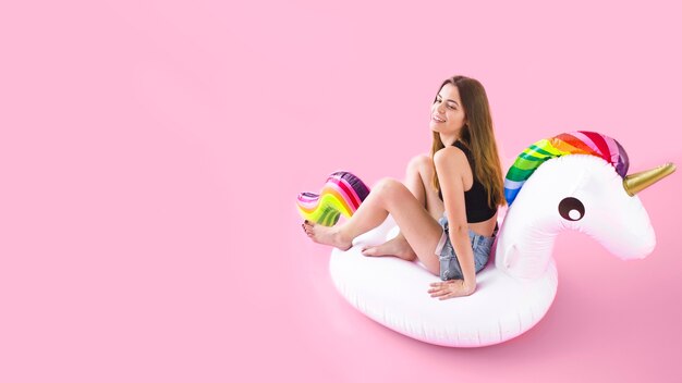풍선 유니콘에 젊은 여자와 여름 패션 개념