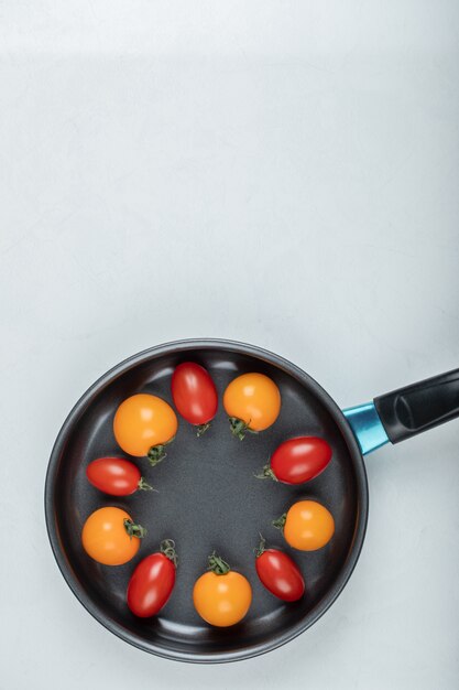 여름 음식. 팬 안에 다채로운 토마토입니다. 고품질 사진