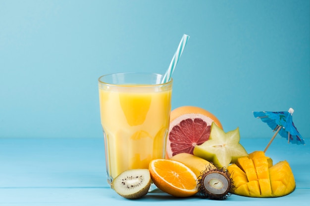 Летний фруктовый сок на синем фоне