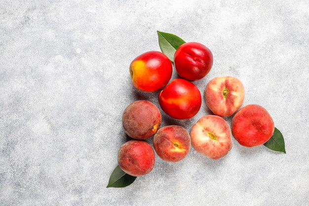 Летние фрукты: инжир персики, нектарин и персики, вид сверху