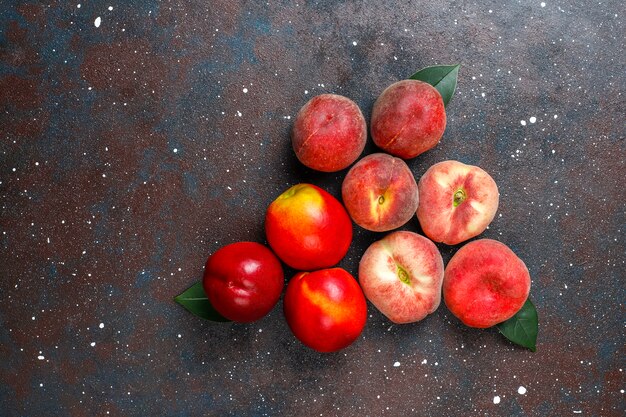 夏の果物：イチジクの桃、ネクタリンと桃、トップビュー