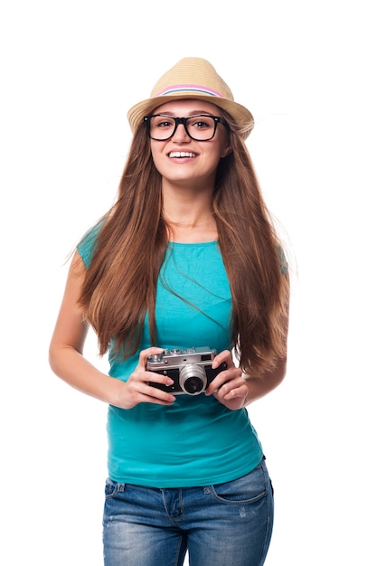 Foto gratuita ragazza estiva con fotocamera retrò