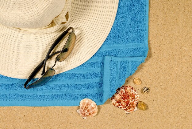 해변에서 여름 모자