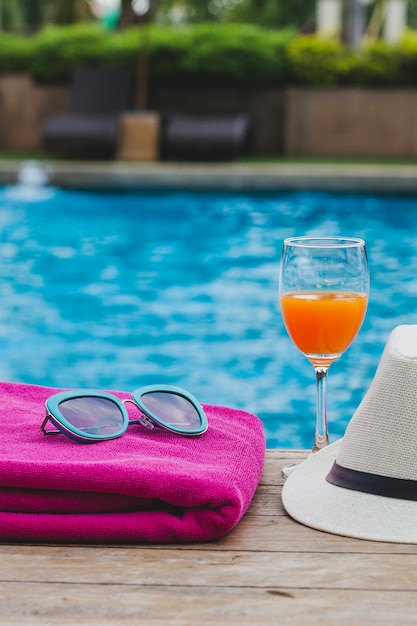 Foto gratuita elementi di estate con sfondo sfocato della piscina