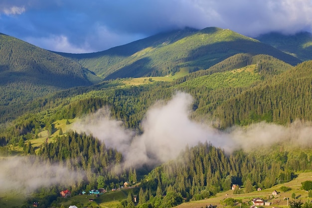 Летний пейзаж в горах и голубое небо