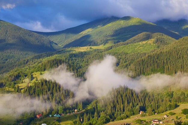 Летний пейзаж в горах и голубое небо