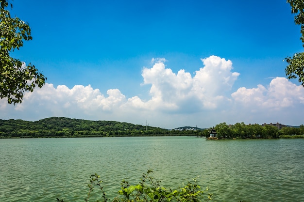 Foto gratuita paesaggio estivo con lago a giornata di sole