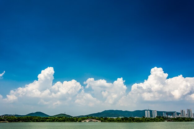 화창한 날에 호수와 여름 풍경