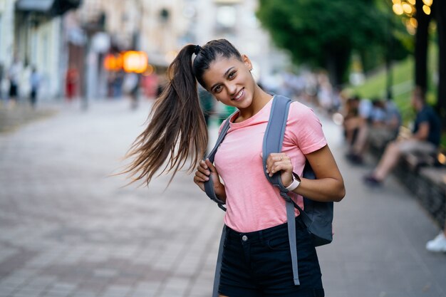 Портрет моды летнего образа жизни молодой стильной хипстерской женщины, идущей по улице