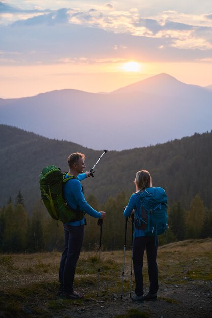 夏のマウンテントレッキング山でハイキングする2人の旅行者