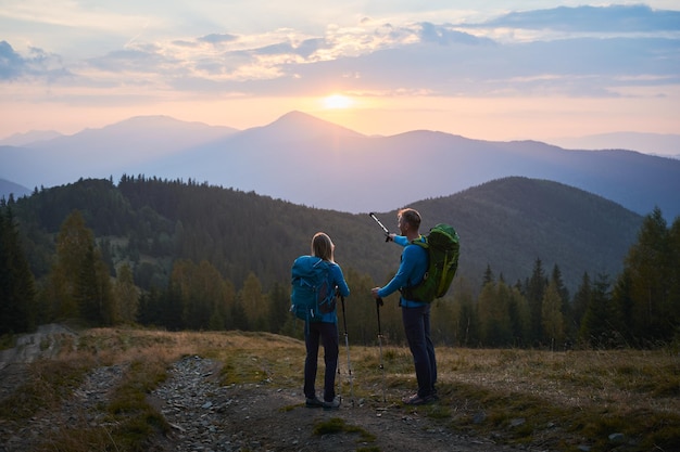 夏のマウンテントレッキング山でハイキングする2人の旅行者