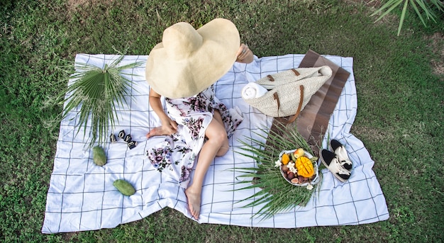 夏のピクニック、フルーツのプレートを持つ女の子