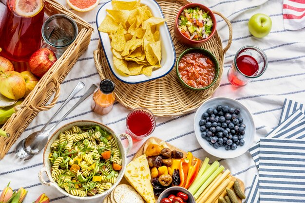 Летний пикник с закусками и свежими фруктами