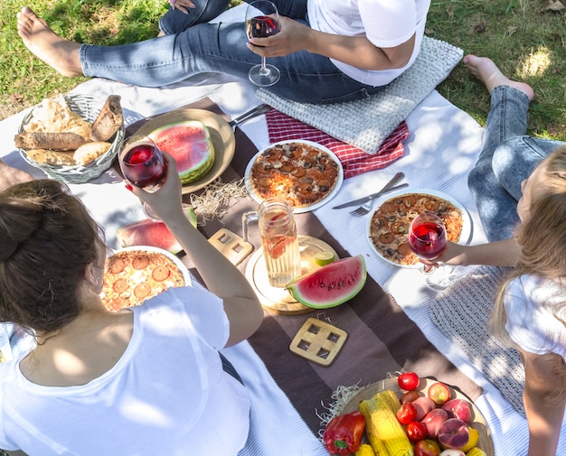 Foto gratuita picnic estivo con gli amici in natura con cibi e bevande.