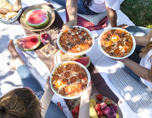 Foto gratuita picnic estivo con gli amici in natura con cibi e bevande.