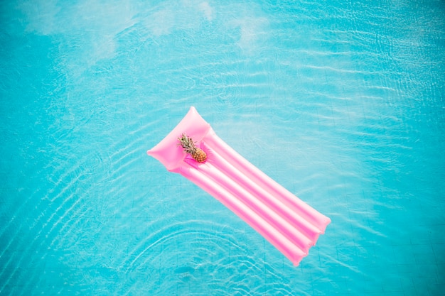 Foto gratuita concetto di estate e piscina con materasso gonfiabile