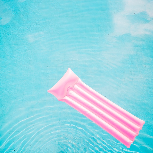 Free photo summer and pool concept with pink mattress