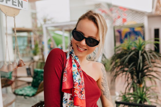 Free photo summer portrait of young elegant woman posing in sunny day