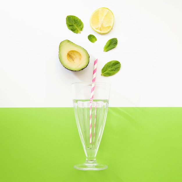 Free photo summer smoothie with lemon and avocado