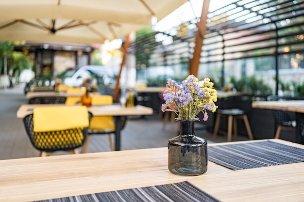 装飾的な木と傘で華やかな通りの夏のストリートカフェのインテリア