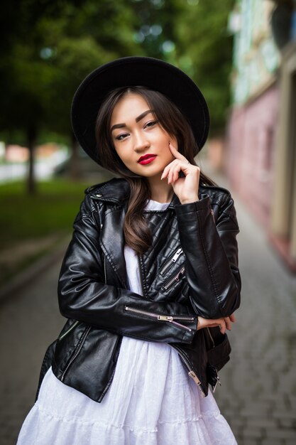 귀여운 유행 복장을 입고 거리를 걷고 젊은 아시아 여성의 여름 맑은 라이프 스타일 패션 초상화
