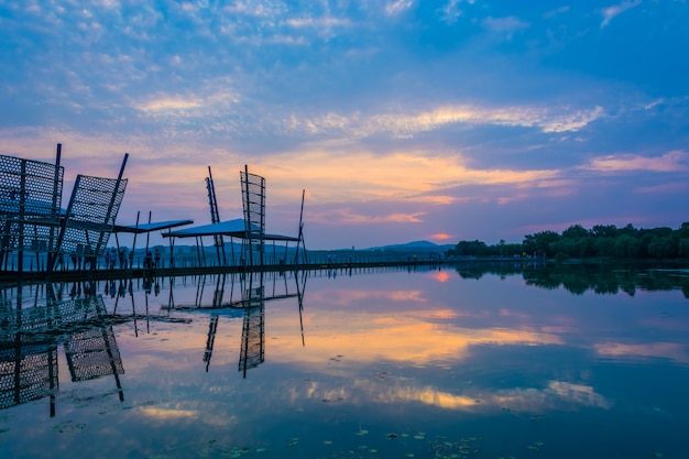 Foto gratuita paesaggio tramonto estivo