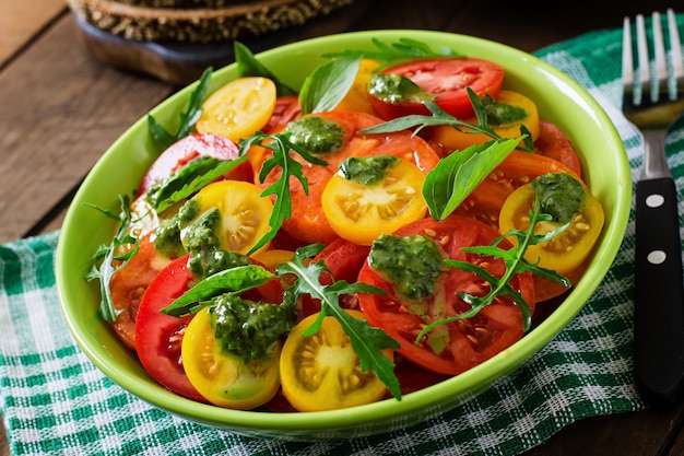 Free photo summer tomato salad with basil, pesto and arugula