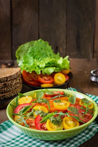 Foto gratuita insalata di pomodori estivi con basilico, pesto e rucola