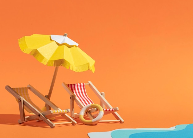 Бесплатное фото Летний зонт с шезлонгами
