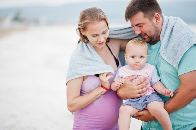 여름 방학 부모와 아이들과 야외 활동 행복한 가족 휴가 바다 모래 해변에서 아버지 임신 어머니 아기 딸