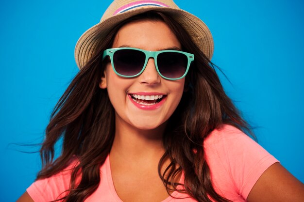 Летняя женщина в солнцезащитных очках и соломенной шляпе