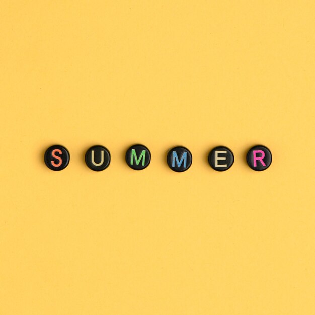 夏の単語ビーズアルファベット黄色の背景