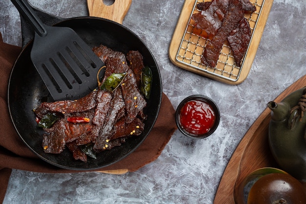 토마토 소스와 찐 쌀로 볶은 태양 건조 쇠고기