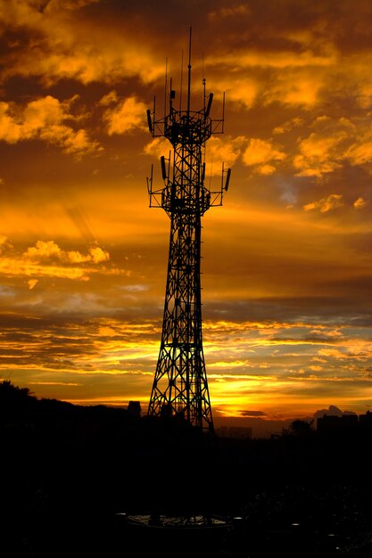 太陽の設備の構造の高い夕日