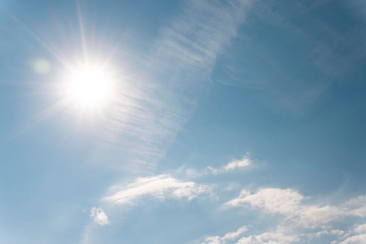 Free Photo sun rays on cloudy sky