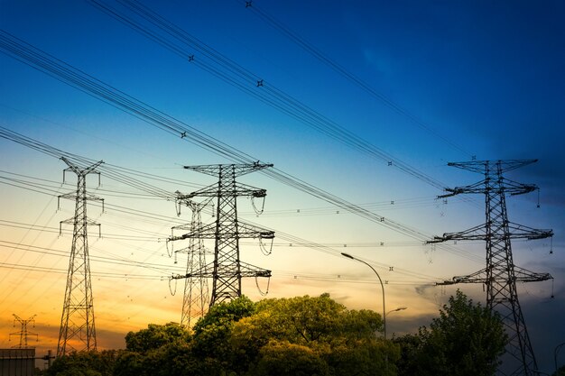 電柱のシルエットの後ろにある太陽